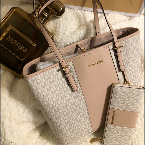 Michael Kors Handbags - 💖💖Authentic Micheal kors handbag and wallet